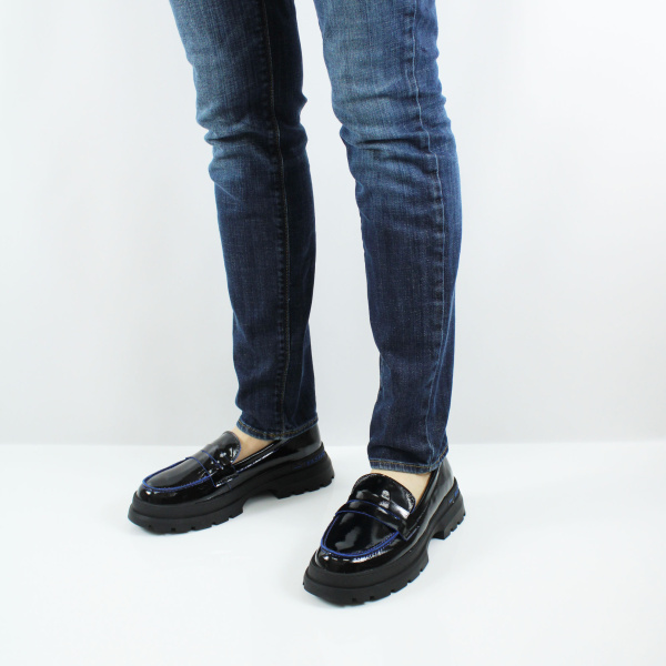 Лакированные лоферы MADELLA