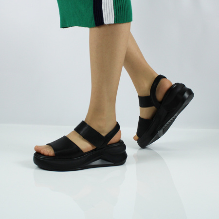 Босоножки на высокой танкетке LUKME