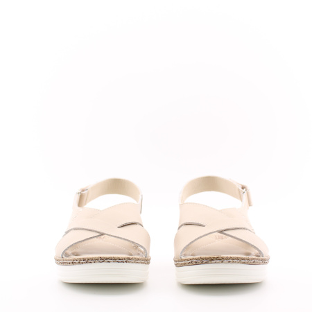 Светлые босоножки на танкетке BONAVI