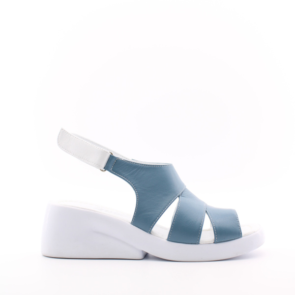 Кожаные босоножки на танкетке голубого цвета ROMER