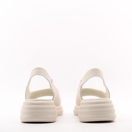 MADELLA босоножки бежевого цвета