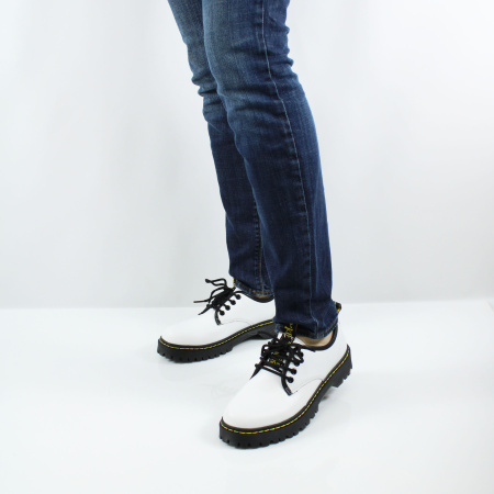 Белые полуботинки на черной подошве MADELLA