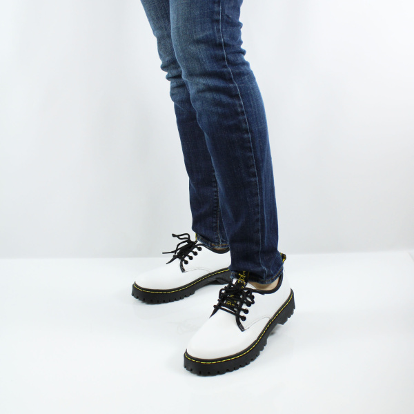 Белые полуботинки на черной подошве MADELLA