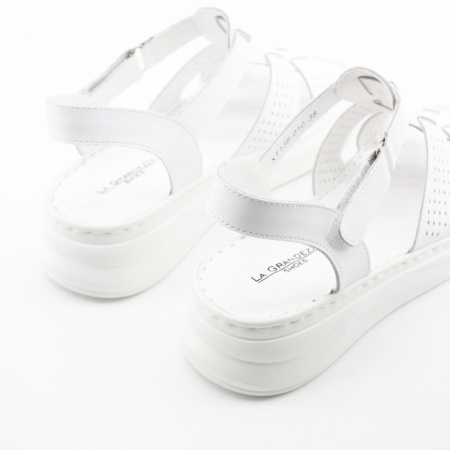 LAGRANDEZZA босоножки белого цвета