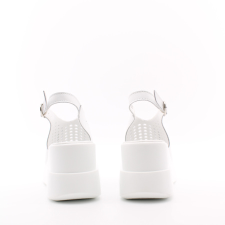 Белые босоножки на танкетке с круглой перфорацией BADEN