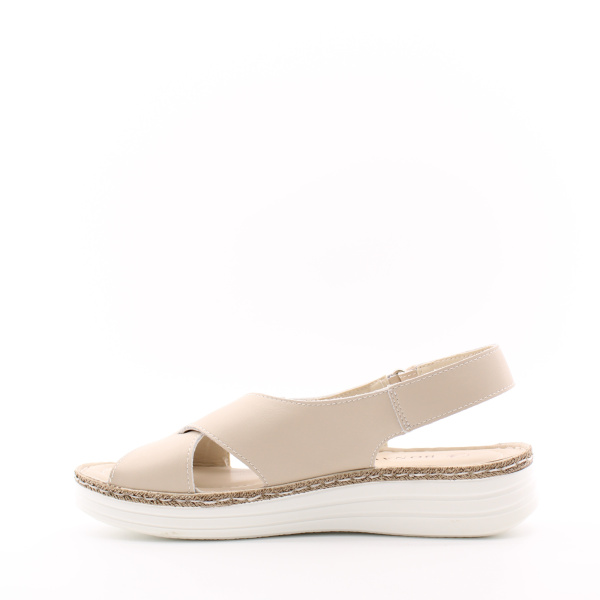 Светлые босоножки на танкетке BONAVI