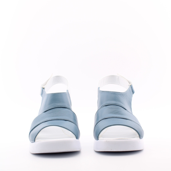 Кожаные босоножки на танкетке голубого цвета ROMER