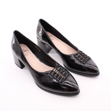 Лаковые черные туфли с декором BADEN