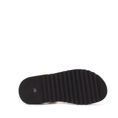 Босоножки на массивной подошве SandM