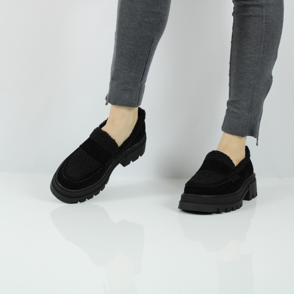 Чёрные лоферы MADELLA