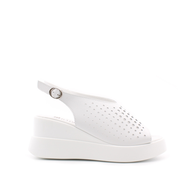 Белые босоножки на танкетке с круглой перфорацией BADEN
