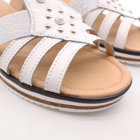 LUKME босоножки на резинке белого цвета