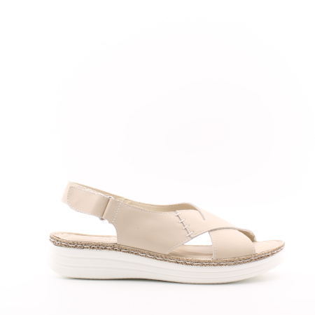 Светлые босоножки на танкетке BONAVI