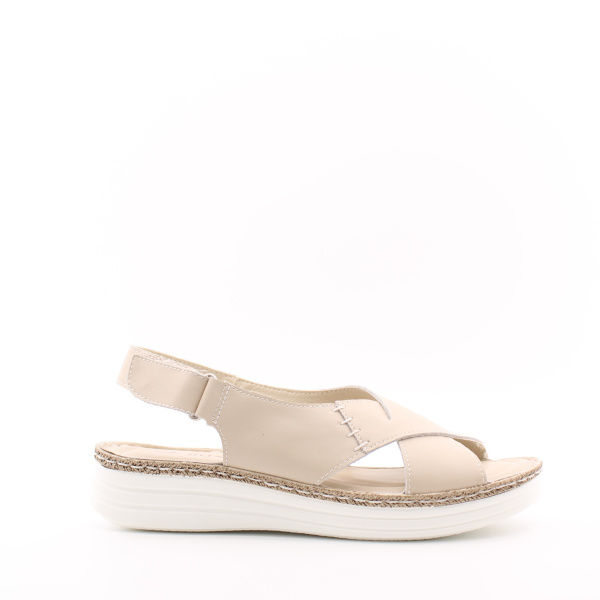 Светлые босоножки на танкетке BONAVI