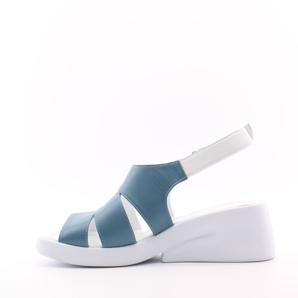 Кожаные босоножки на танкетке голубого цвета ROMER