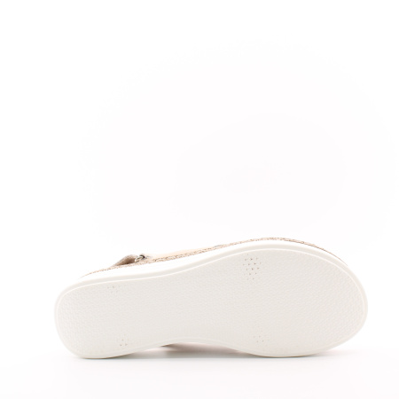 Светлые босоножки на танкетке BONAVI